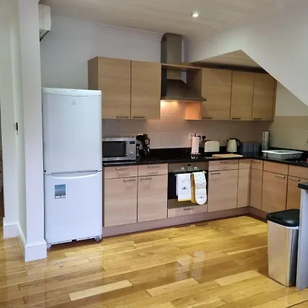 Pleasant 2 Bedroom Flat Minutes To The Free Parking Appartement *