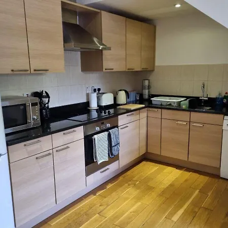Pleasant 2 Bedroom Flat Minutes To The Free Parking Appartement