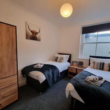 Pleasant 2 Bedroom Flat Minutes To The Free Parking
